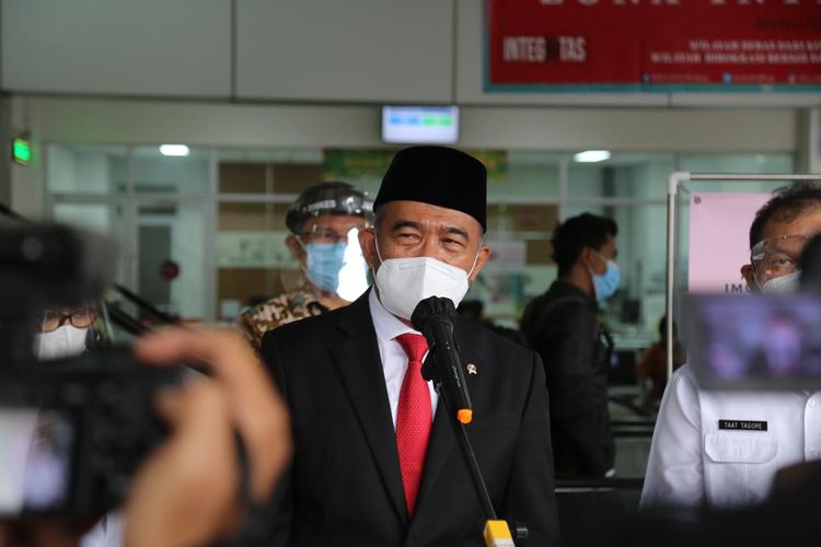 Menko PMK Muhadjir Effendy saat meninjau fasilitas dan pelayanan Rumah Sakit Khusus Ibu dan Anak (RSKIA) Kota Bandung, Jawa Barat, Rabu (16/6/2021).