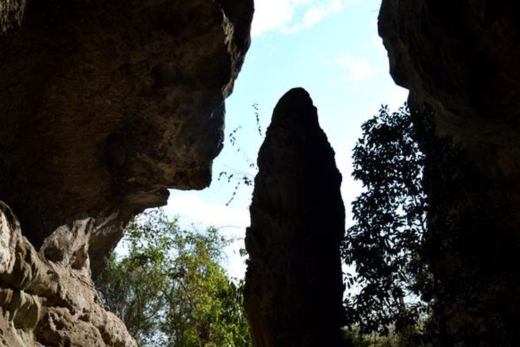 Dinding-dinding batuan karst atau kapur di obyek wisata Goa Batu Cermin, Desa Batu Cermin, salah satu tempat wisata Labuan Bajo yang bisa didatangi.