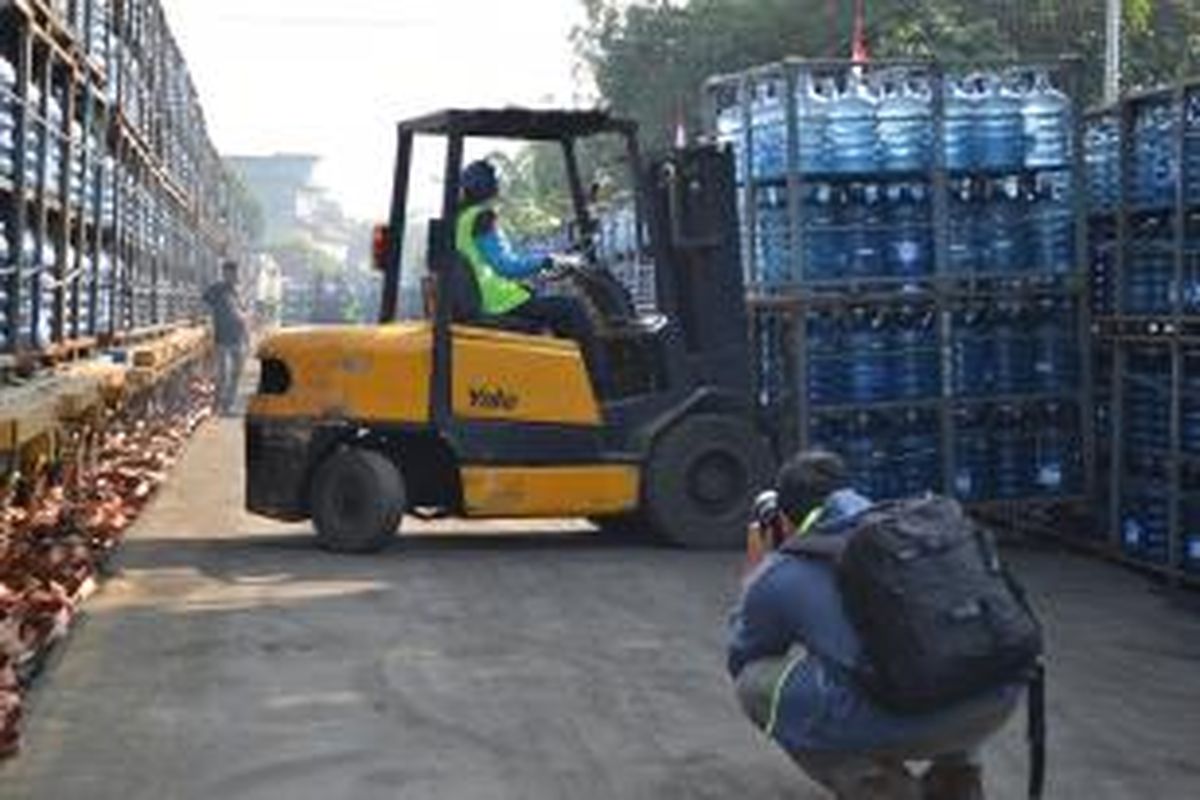 Proses pengangkutan Aqua dari Stasiun Cicurug Sukabumi Jawa Barat