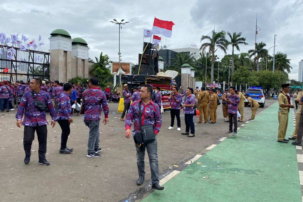 Massa PPDI yang melakukan demonstrasi depan Gedung DPR/MPR, Jakarta Pusat, Rabu (25/1/2023) membubarkan diri.  