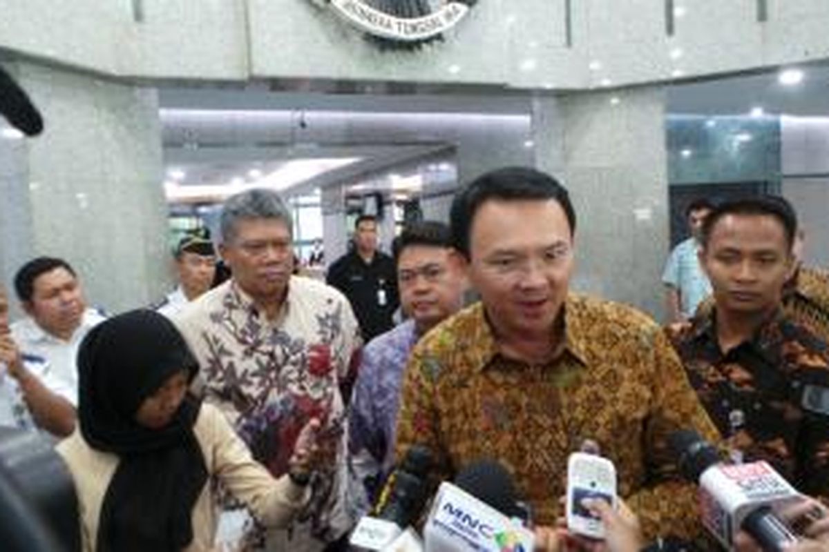 Gubernur DKI Jakarta Basuki Tjahaja Purnama seusai rapat percepatan pembangunan Light Rail Transit (LRT), di Kantor Kementerian Perhubungan, Jakarta, Jumat (11/9/2015).