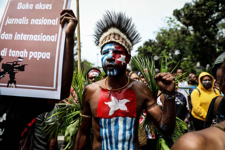 Mahasiswa Papua menggelar aksi demonstrasi di Jalan Medan Merdeka Utara, Jakarta Pusat, Rabu (28/8/2019). Massa aksi menuntut agar rasialisme terhadap rakyat Papua dihentikan dan menuntut pemerintah membuka kembali akses internet di Papua.