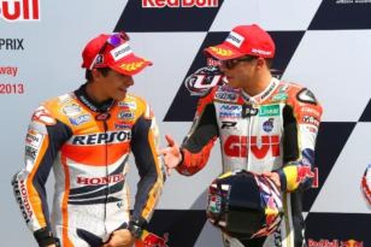 Pebalap MotoGP, Marc Marquez (kiri) dan Stefan Bradl, berdiskusi setelah menyelesaikan sesi kualifikasi GP Amerika Serikat di Sirkuit Laguna Seca, Sabtu (20/7/2013). Bradl berhasil mencatat waktu tercepat, diikuti Marquez.