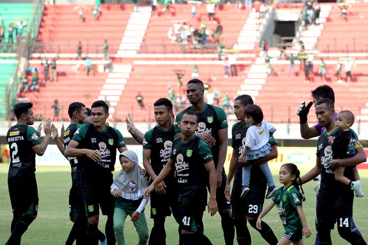 Pemain Persebaya Surabaya bersama keluarganya.