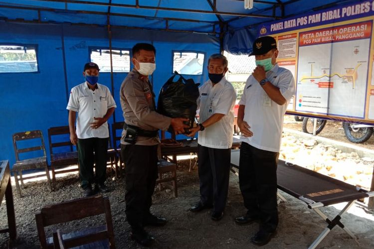 Wakil Bupati Gunungkidul Immawan Wahyudi (Baju Puyih) Mengunjungi Posko Ketupat Progo2020 di Kecamatan Panggang Rabu (29/4/2020)