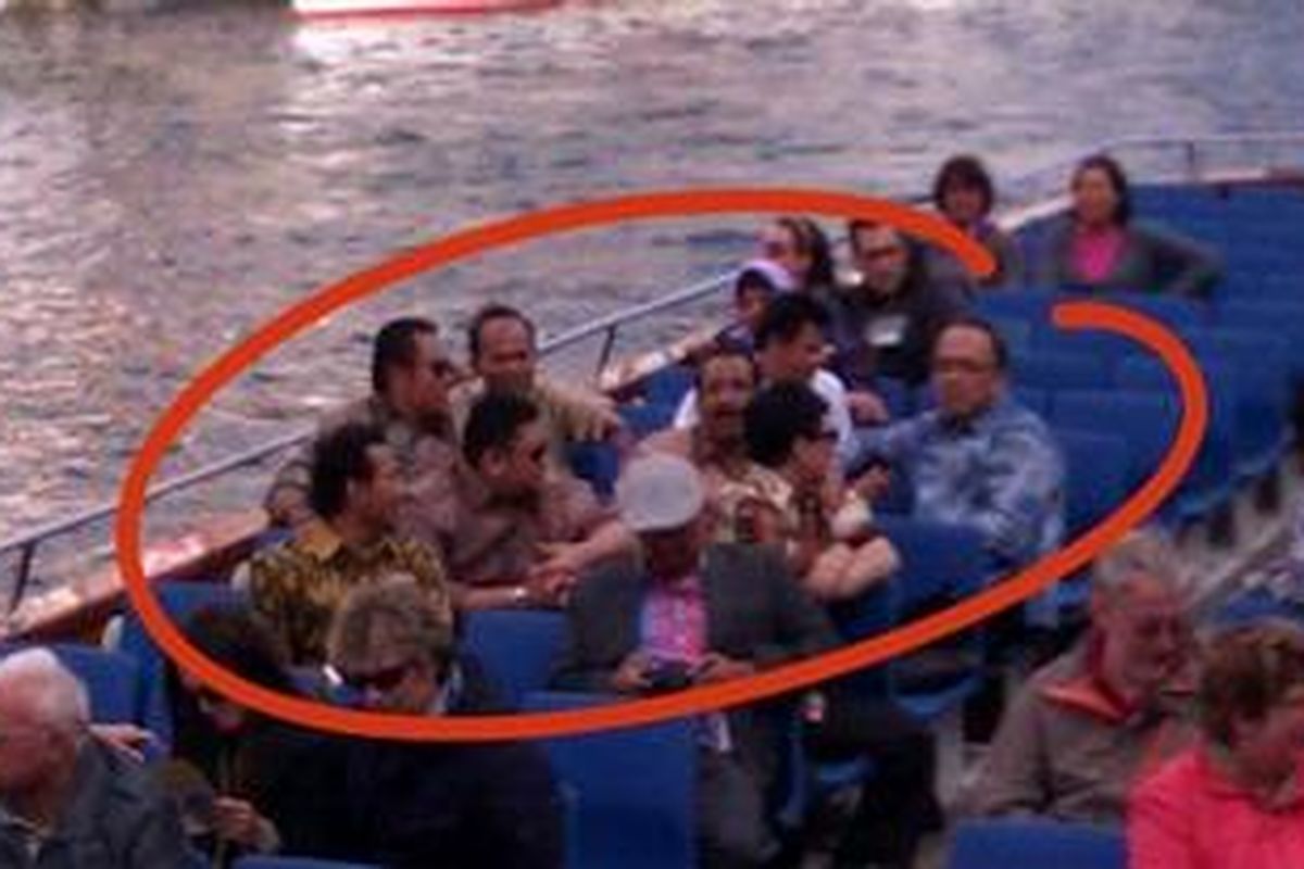 Foto yang dikirimkan pembaca Kompas.com, seorang warga Indonesia, yang mengaku tengah berada di Kopenhagen. Ia menduga, pria-pria berbaju batik di atas kapal dan tengah mengikuti 