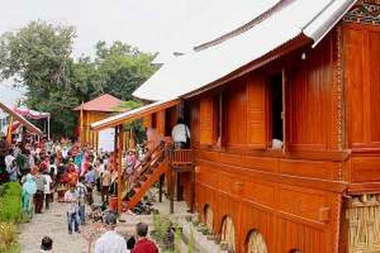 Ratusan orang menghadiri prosesi adat menaiki rumah gadang Siti Fatimah di Nagari Sumpur, Kecamatan Batipuh Selatan, Kabupaten Tanah Datar, Sumatera Barat, Sabtu (27/2/2016). Rumah gadang itu adalah salah satu dari lima rumah gadang di Nagari Sumpur yang terbakar pada Mei 2013 dan telah dibangun kembali.