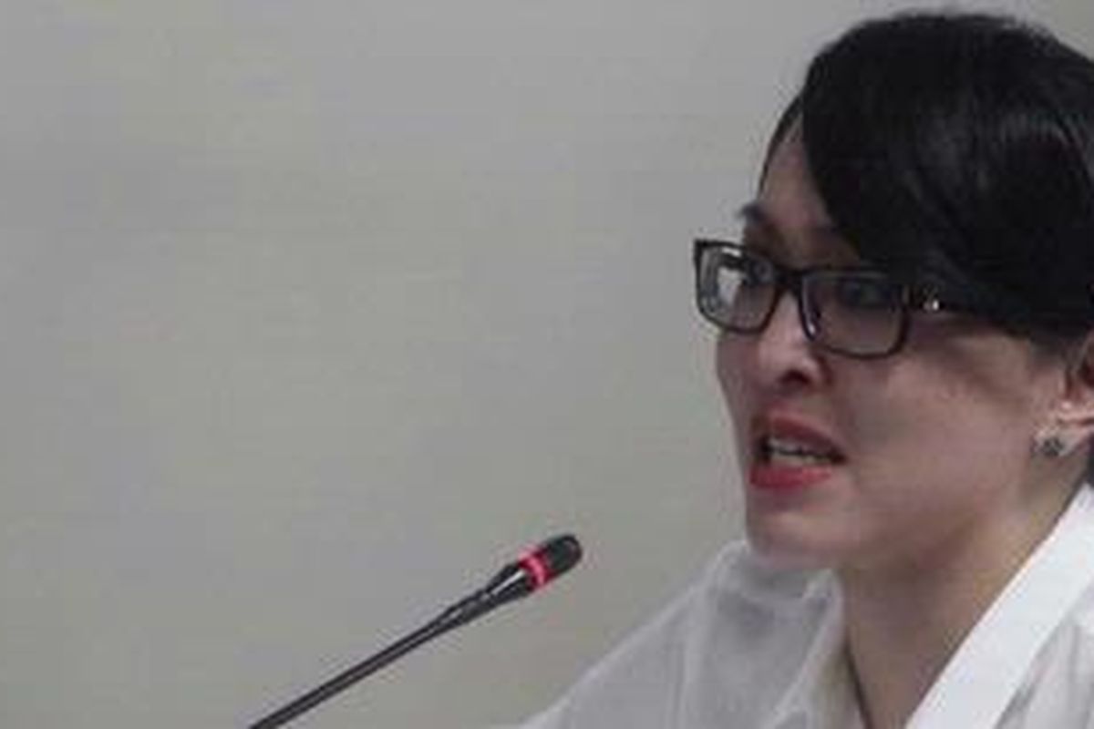 Rosa Saksi Angie - Terdakwa Angelina  Sondakh (Angie) tampak menangis dan kesal saat mengajukan pertanyaan kepada saksi Mindo Rosalina Manulang (Rosa). dalam  sidang lanjutan kasus korupsi pembahasan anggaran di Kementerian Pendidikan Nasional dan Kementerian Pemuda dan Olah Raga di Pengadilan Tindak Pidana Korupsi (Tipikor), Jakarta, Kamis (11/10/2012) dengan terdakwa Angelina  Sondakh (Angie).  