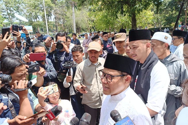 Ketua Umum (Ketum) sekaligus bakal calon wakil presisen (cawapres) Muhaimin Iskandar (Cak Imin) di halaman Masjid Al Fathu, Soreang, Bandung, Jumat (15/9/2023).