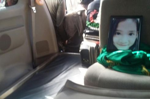 Mainan dan Boneka Milik Angeline Dimasukkan ke Liang Lahat