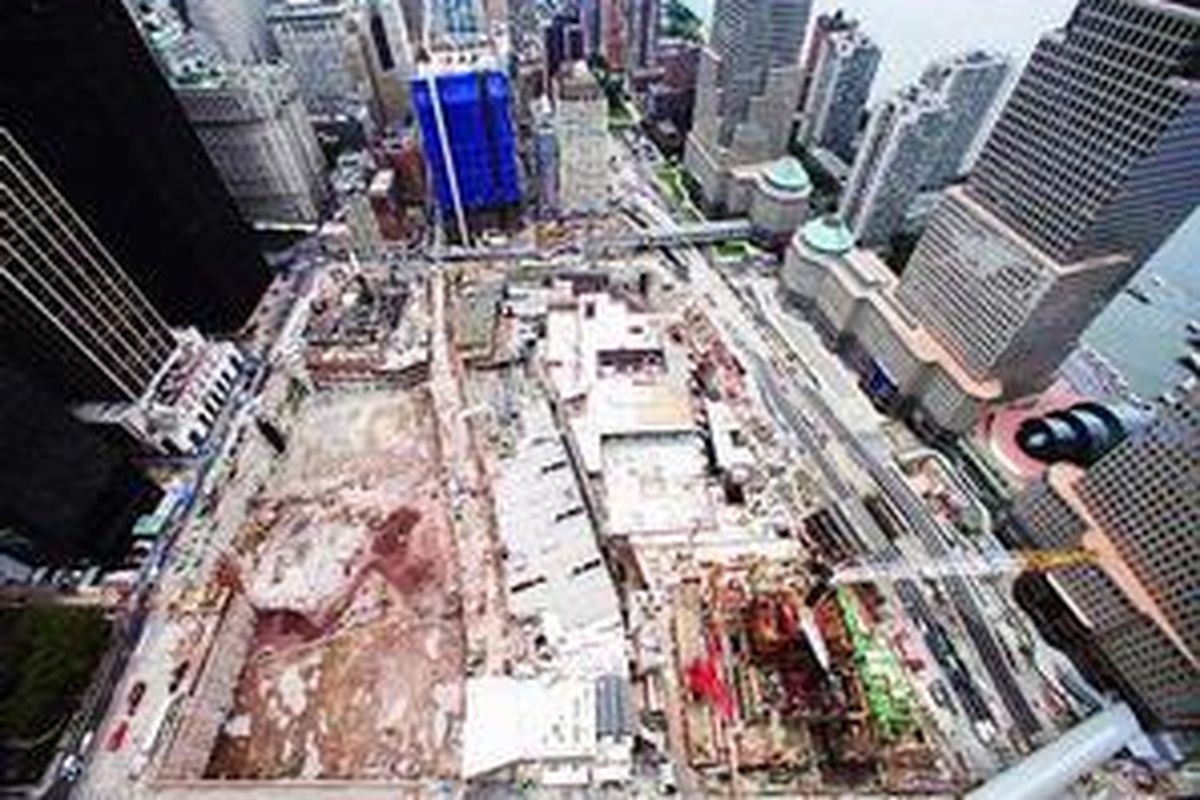 Situs konstruksi World Trade Center (WTC) yang baru, seperti dipertunjukkan pada hari Rabu (9/9). Hari Jumat (11/9) ini adalah tepat delapan tahun serangan 11 September 2001 yang merontokkan dua menara kembar, pencakar langit yang sebelumnya menjadi pusat bisnis dunia ini.