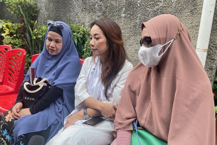 Cici Tegal (kiri), Irene (tengah) dan Meidiana (kanan) saat ditemui di rumah duka kawasan Jatibening Baru, Bekasi, Jawa Barat, Selasa (25/4/2023). 
