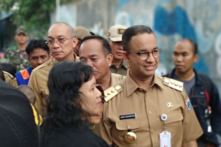 Gubernur DKI dan Wali Kota Jakarta Timur, tinjau banjir di Jalan Arus, Selasa (6/2/2018)
