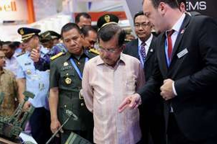 Wakil Presiden Jusuf Kalla meninjau pameran Indo Defence 2016 Expo and Forum, usai meresmikannya di JIExpo Kemayoran, Jakarta Pusat, Rabu (2/11/2016). Perhelatan pameran alat pertahanan dari dalam dan luar negeri kali ini diikuti 174 delegasi resmi dari negara sahabat dan 6 Menteri Pertahanan.