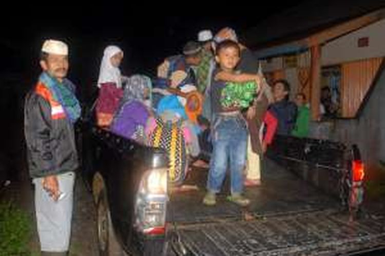 Warga yang akan ke lokasi pengungsian menunggu para pengungsi lainnya di mobil bak terbuka di Desa Nagrakjaya, Kecamatan Curugkembar, Sukabumi, Jawa Barat, Kamis (18/8/2016) kemarin.