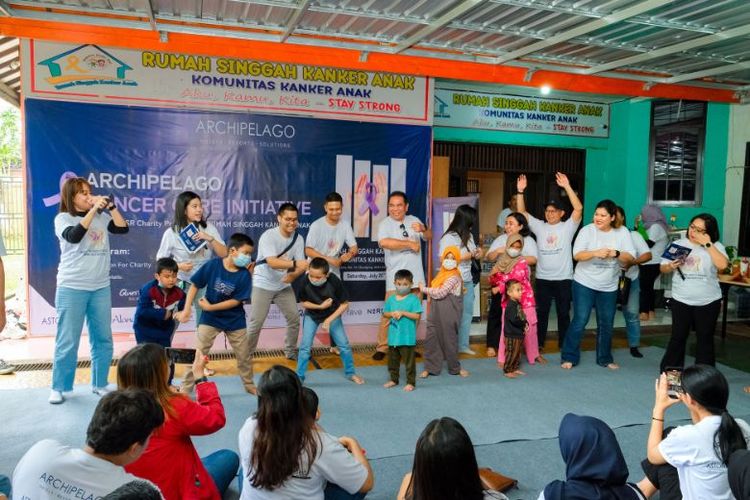 Bermain bersama anak-anak Yayasan Peduli Kanker Anak Indonesia (YPKAI) Surabaya.