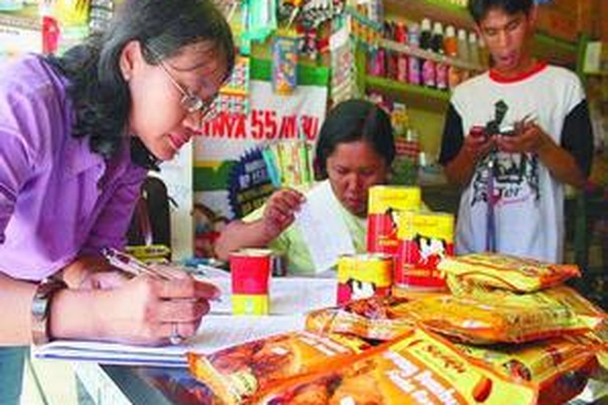 Petugas Departemen Kesehatan memeriksa produk makanan.