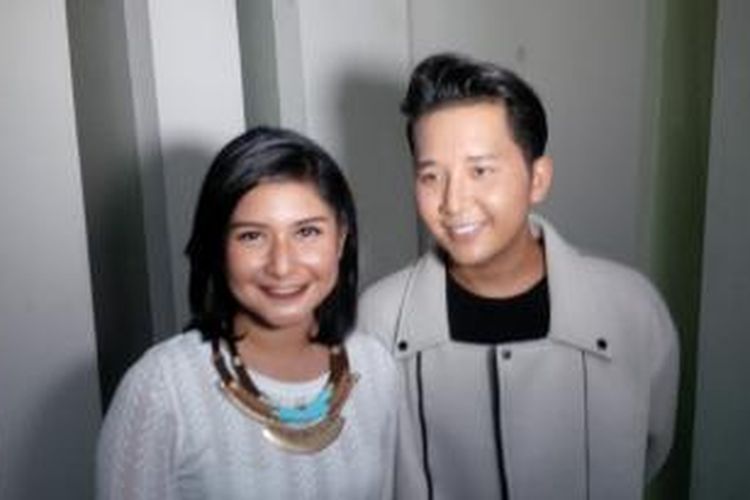 Pembawa acara Bianca Liza dan vokalis Rangga Dewamoela diabadikan usai acara program Rumpi, di Gedung TransTV, Tendean, Jakarta Selatan, Kamis (13/8/2015).