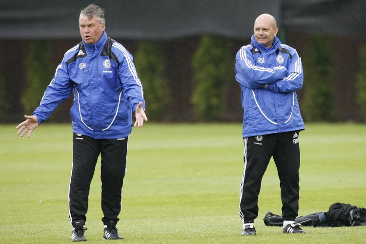 Ray Wilkins (kanan) saat mendampingi pelatih Chelsea saat itu, Guus Hiddink. 