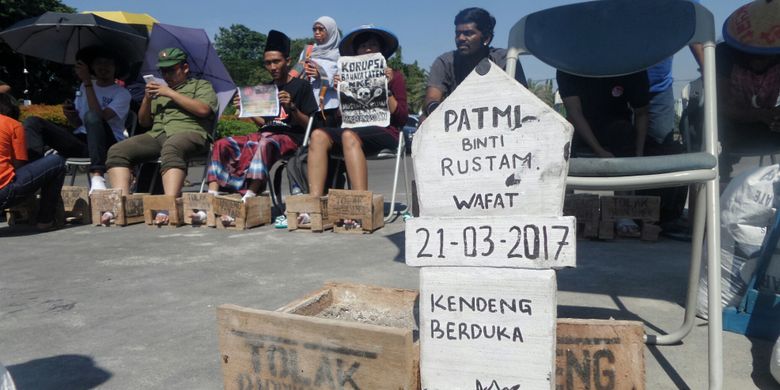 Wafatnya Patmi (48), petani asal kawasan Pegunungan Kendeng mengundang reaksi solidaritas dari berbagai kalangan.  Jumat (24/3/2017) siang, sebanyak dua puluh orang melakukan aksi mengecor kaki dengan semen di depan Istana Negara sebagai bentuk dukungan terhadap perjuangan para petani Kendeng. Mereka berasal dari kalangan pegiat HAM, aktivis lingkungan dan mahasiswa yang bersolidaritas.