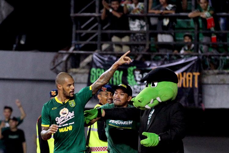 Pemain asing Persebaya Surabaya, David da Silva bersama maskot Jojo.