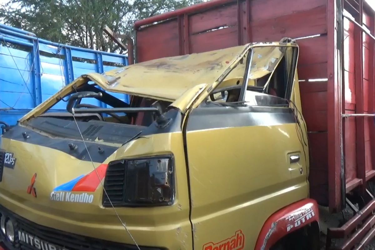 Truk muatan tebu yang terguling dan menimpa pemotor hingga tewas di kabupaten Tulungagung Jawa Timur, di amankan di unit laka lantas Polres Tulungagung Jawa Timur, Minggu (10/10/2021)