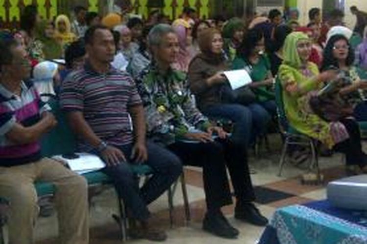 Gubernur Jawa Tengah Ganjar Pranowo saat mengikuti rapat orang rua siswa di SD Hj Isriati Baiturahman Semarang, Jumat (20/9/2013)