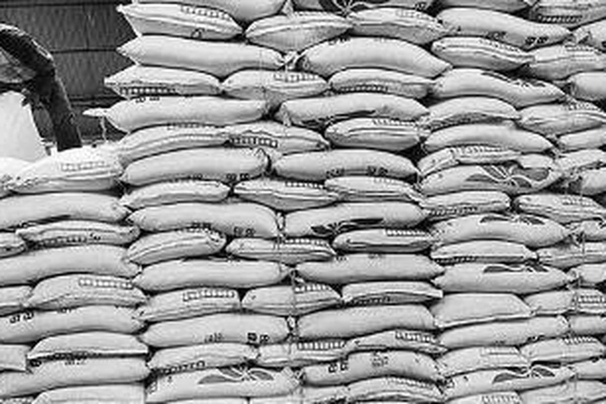 Pekerja di Gudang Bulog Randu Garut I Semarang, Jawa Tengah, menyusun karung beras, Kamis (29/4). Sisa stok beras tahun lalu yang masih ada di Gudang Bulog Divisi Regional Jawa Tengah sekitar 114.000 ton dan diharapkan habis pada Juli 2010. Total stok beras di gudang saat ini 117.000 ton.