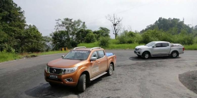 Mobil Nissan Navara yang membawa bantuan kepada pengungsi korban erupsi Gunung Sinabung di Kabupaten Karo, Sumatera Utara, Kamis (16/4/2015). Setelah menjelajahi Gunung Tambora, kali ini Nissan melakukan ekspedisi ke Gunung Sinabung dengan membawa misi kemanusiaan.