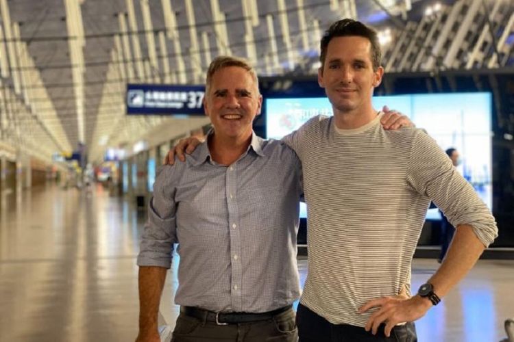 Jurnalis Australian Broadcasting Corp Bill Birtles (kanan) dan wartawan The Australian Financial Reviews Michael Smith saat berada di Bandara Shanghai sebelum bertolak ke Sydney. Mereka terpaksa meninggalkan China setelah hendak ditanyai pihak keamanan setempat.