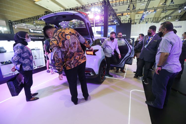 Pengunjung menyaksikan Chery Omoda 5 di ajang Indonesia International Motor Show (IIMS) 2023 di JIExpo, Kemayoran, Jakarta Pusat, Kamis (16/2/2023). Omoda 5 hadir dalam tiga varian yang masing-masing dibekali mesin berkubikasi 1.500 cc turbo.