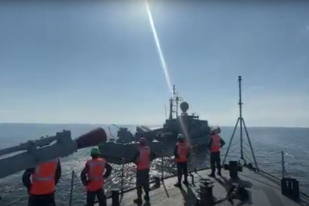 TNI Angkatan Laut (AL) menggelar latihan di perairan Ambalat perbatasan Indonesia dan Malaysia, pada Rabu (18/1/2023).  Dalam latihan itu, TNI AL mengerahkan dua Kapal Perang Republik Indonesia (KRI), yakni KRI Mandau-621 dan KRI Keris-624.