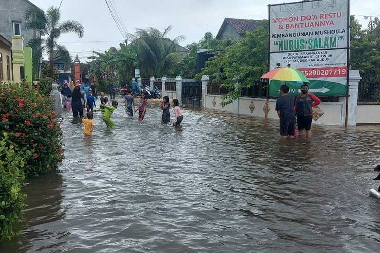 Musibah banjir melanda sejumlah desa di empat kecamatan (Jati, Kaliwungu, Mejobo dan Undaan) Kabupaten Kudus, Jawa Tengah, Sabtu (31/12/2022).