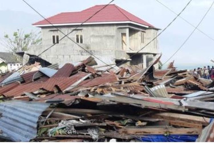 Reruntuhan bangunan akibat sapuan gelombang tsunami di Palu, Sulawesi Tengah.