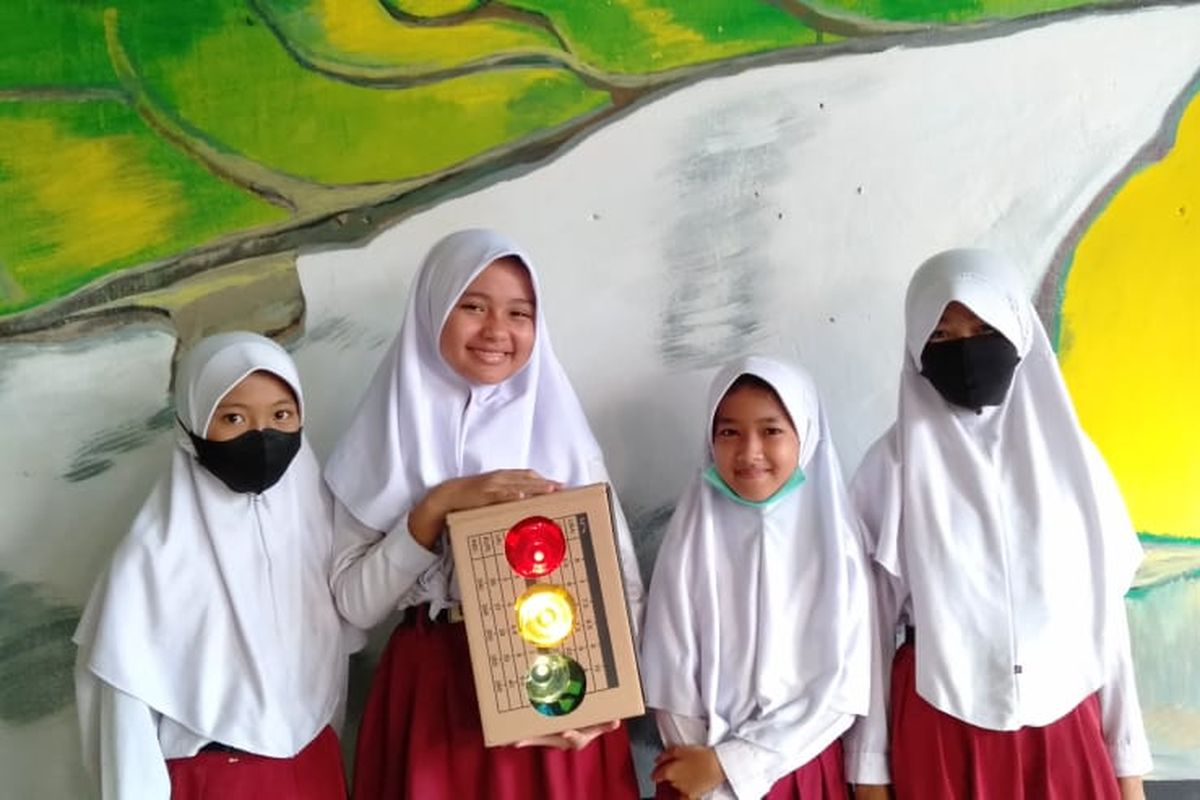 Siswa SDN 018/VIII di Kabupaten Tebo Provinsi Jambi ternyata mampu membuat replika lampu lintas dengan alat dan bahan sederhana sekaligus menuntaskan praktik buku tematik kelas VI SD.