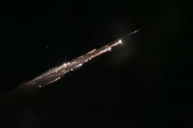 puing roket diduga meteor di langit 