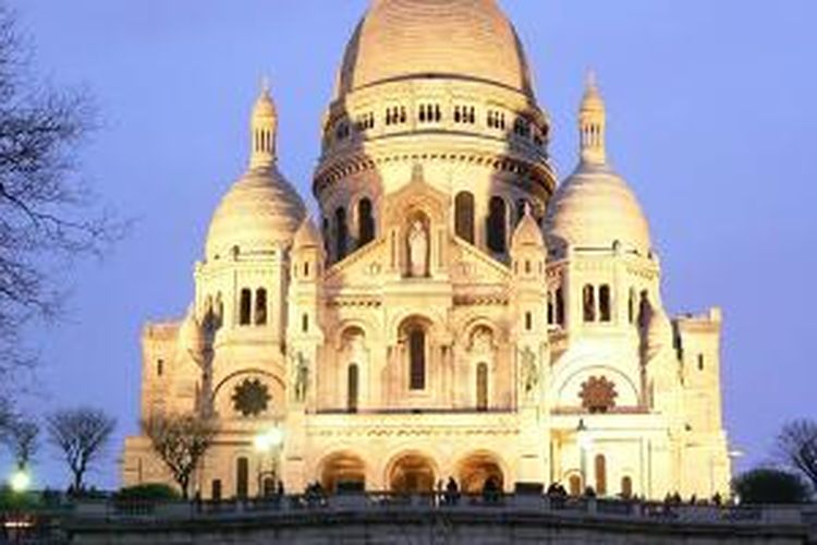 Basilique Sacrè Cœur yang berada di daerah Montmartre, Paris.