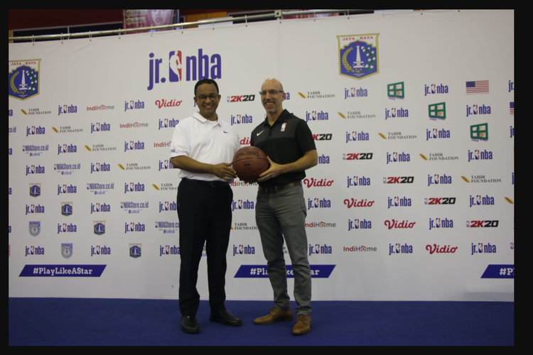 Gubernur DKI Jakarta, Anies Baswedan, bersama Scott Levy dalam penandatanganan kersama DKI Jakarta dan Jr NBA di GOR Soemantri, Jakarta Selatan, Kamis (17/10/2019)