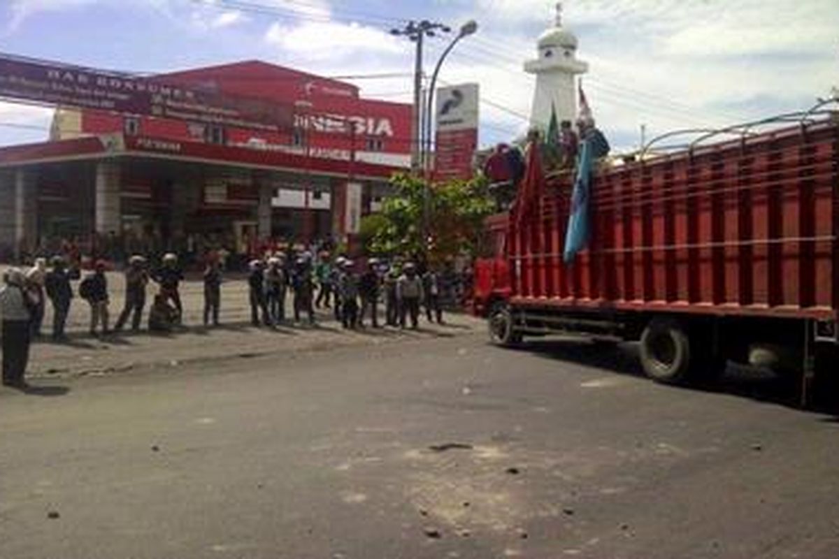 Mahasiswa menyandera truk di Jalan AP Petta Rani, Makassar, Rabu (28/3).   