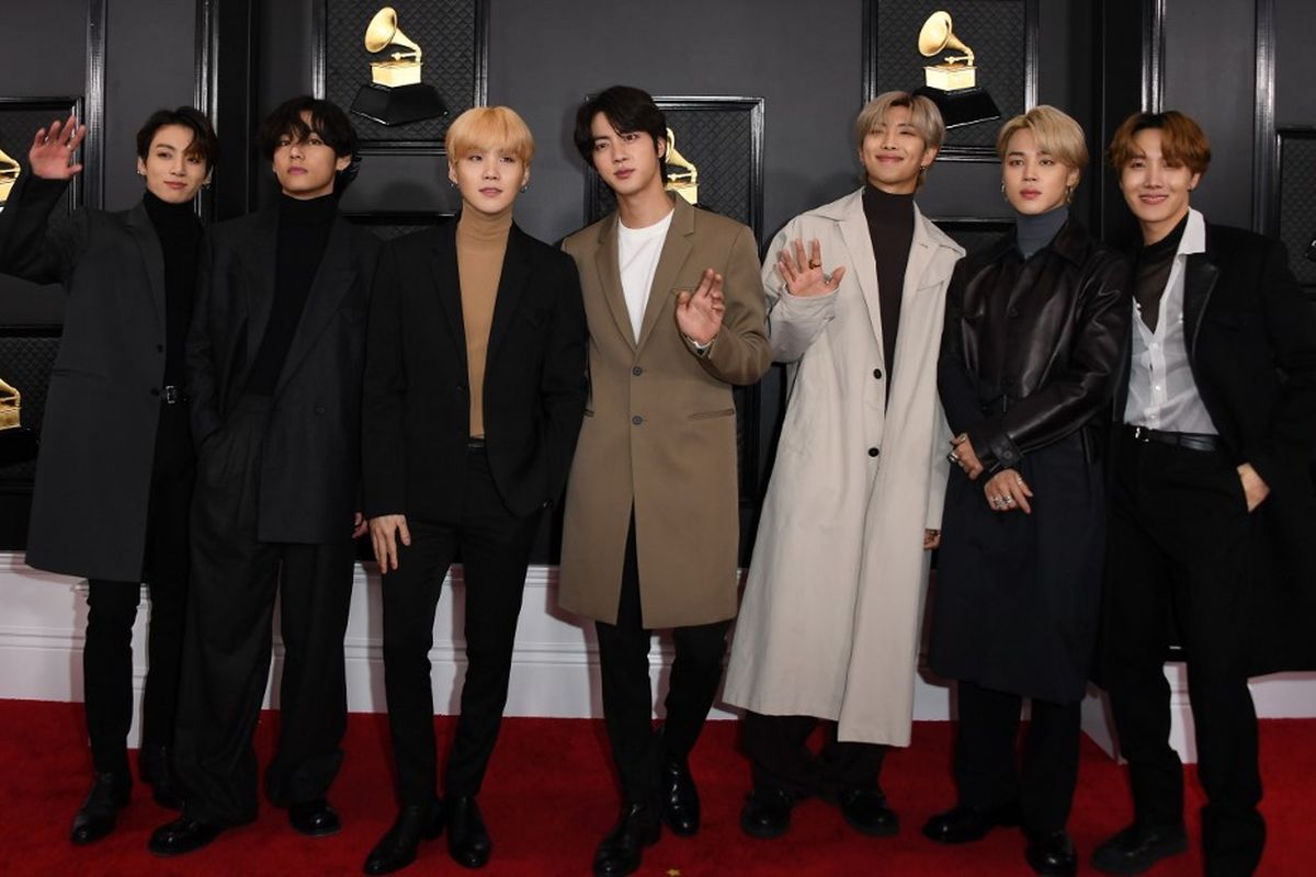 Boyband asal Korea Selatan BTS berpose di karpet merah Grammy Awards 2020 di Los Angeles, California, Minggu (26/1/2020). 