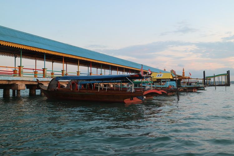 Kapal pompong yang berada di dermaga Pulau Penyengat