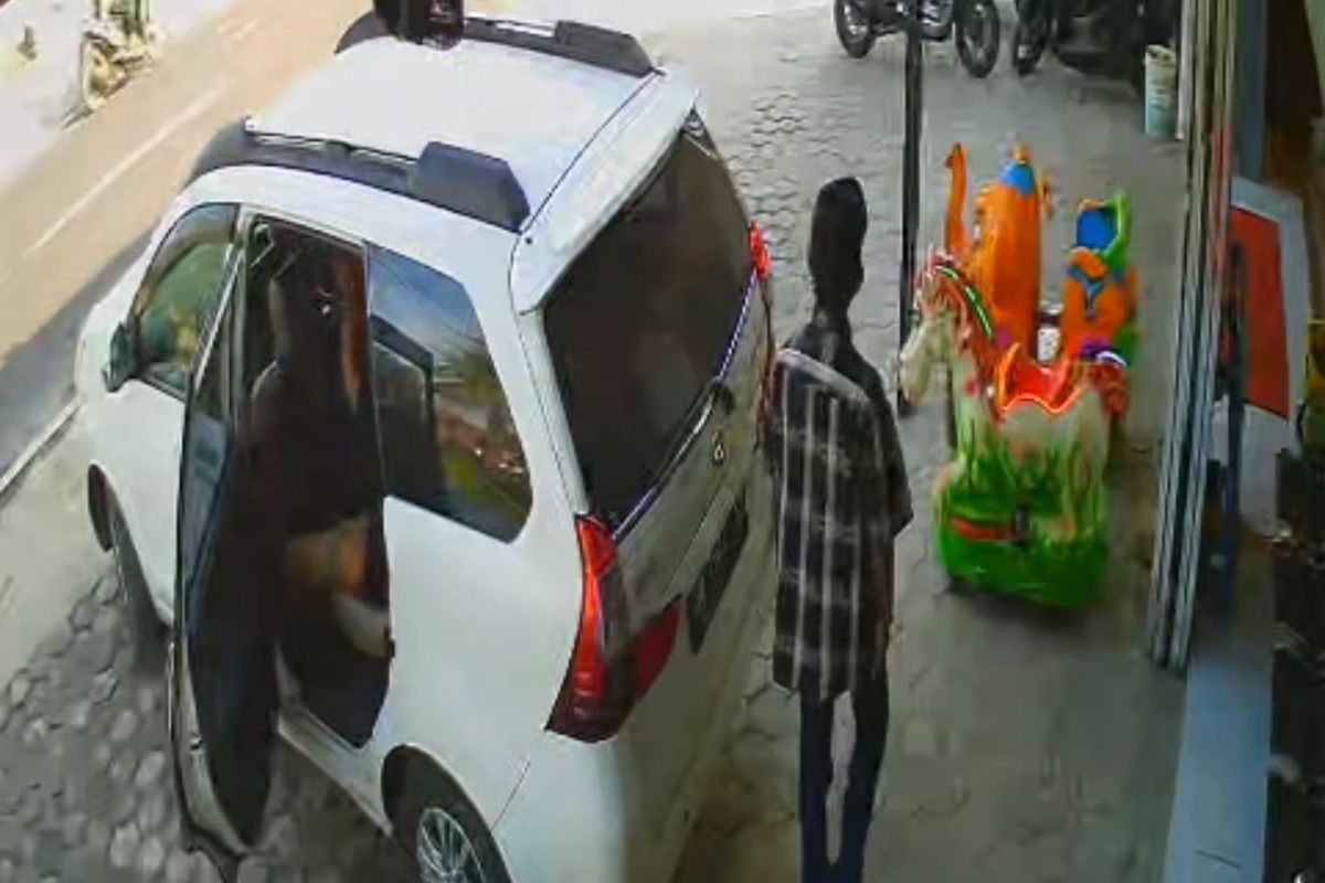 Tangkapan layar CCTV yang merekam aksi pencurian yang dilakukan komplotan bermobil. 