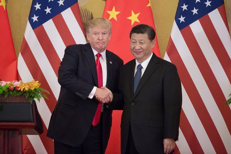 Presiden Amerika Serikat Donald Trump (kiri) berjabat tangan dengan Presiden China Xi Jinping (kanan) dalam konferensi pers di Aula Besar Rakyat di Beijing, 9 November 2017. Trump akan bertemu Xi di KTT APEC di Korea Selatan, akhir Oktober 2025.