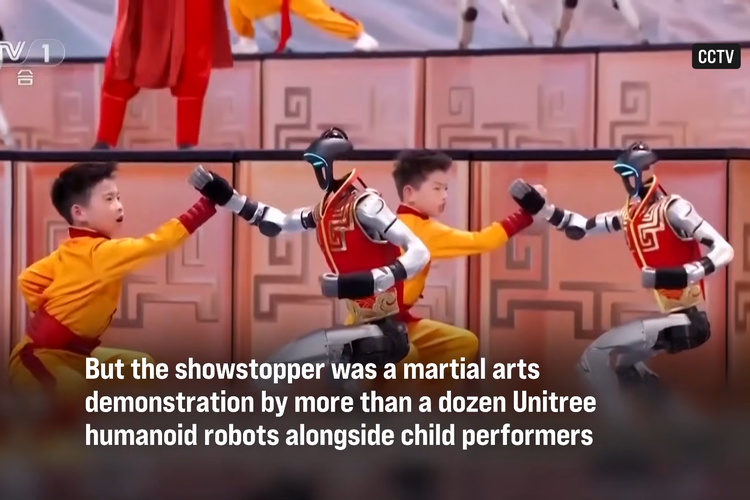 Di atas panggung, lebih dari selusin robot Humanoid bikinan Unitree memperagakan rangkaian gerakan kungfu berpasangan dengan manusia secara natural dan luwes. 

