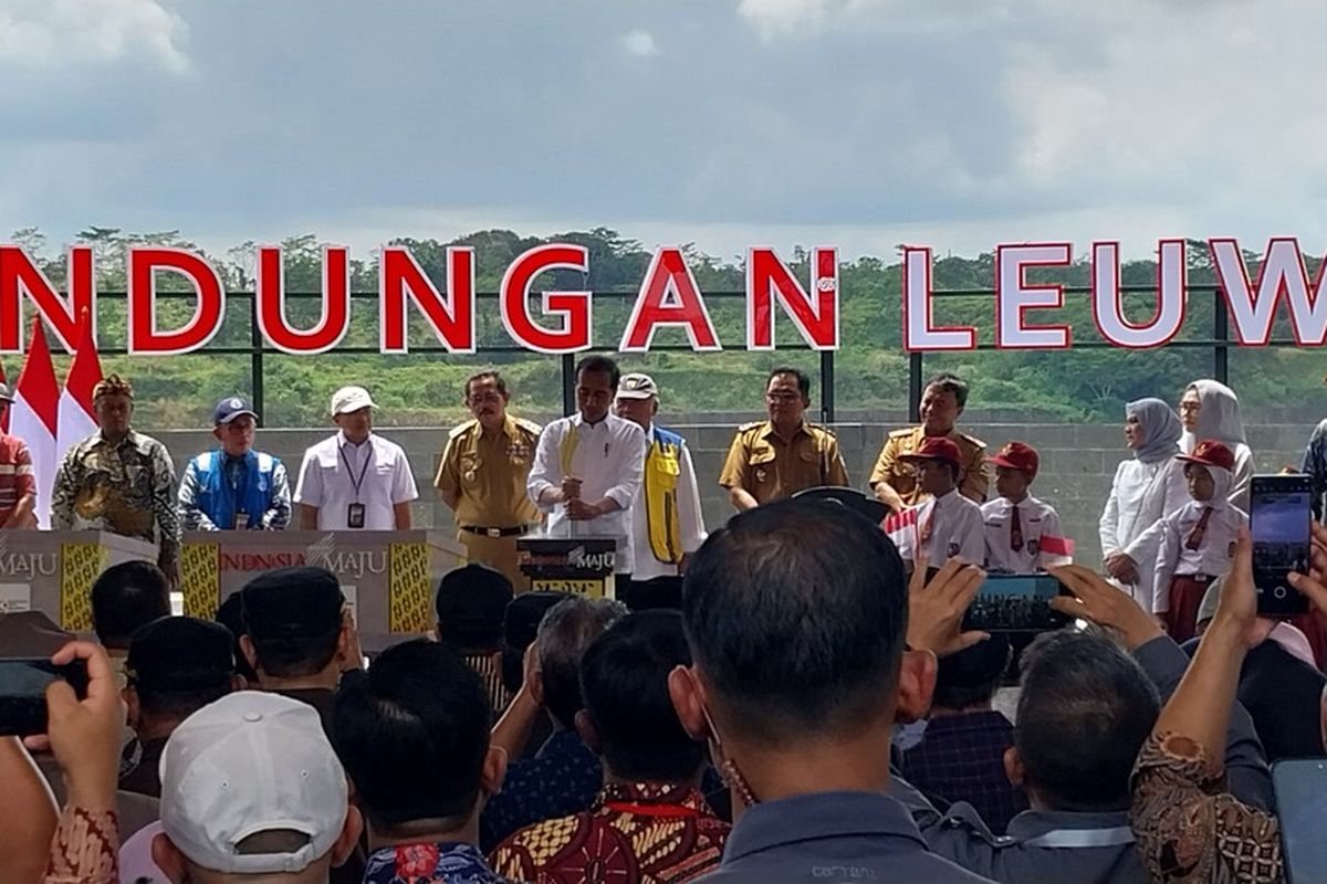 Presiden RI Joko Widodo meresmikan Bendungan Leuwikeris Tasikmalaya, Jawa Barat, yang dinobatkan sebagai bendungan termahal di Indonesia, Kamis (29/8/2024).