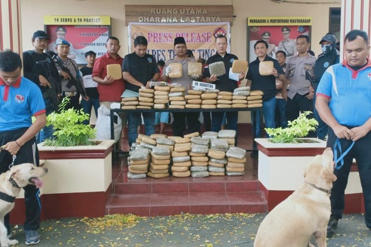 Sebanyak 191 kg ganja diamankan dari pra tersangka. Pengungkapan kasus ini bermula dari kepemilikan 2 ons ganja dari salah satu tersangka.