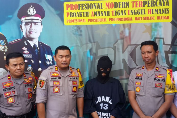 Sugeng Santoso (49) terduga pelaku mutilasi terhadap tubuh wanita yang ditemukan di lantai 2 Pasar Besar Kota Malang dalam konferensi pers di Kota Malang, Senin (20/5/2019)