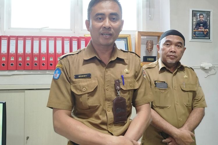 Pelaksana Harian (Plh) Kepala Dinas Pendidikan Kabupaten Bangkalan, Ronny Sofiandri saat diwawancarai Kompas.com di ruang kerjanya, Jumat (30/5/2025). 