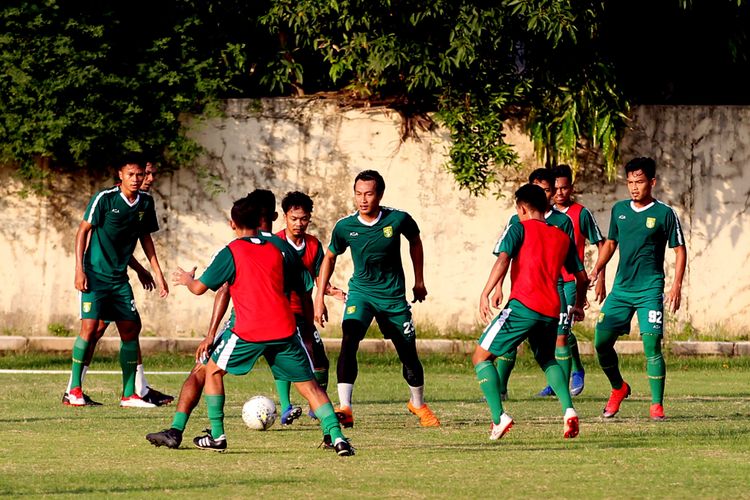 Pemain Persebaya Surabaya Hansamu Yama (tengah) saat latihan rutin di Lapangan Mapolda Jatim Surabaya, Selasa (15/01/2020) sore.