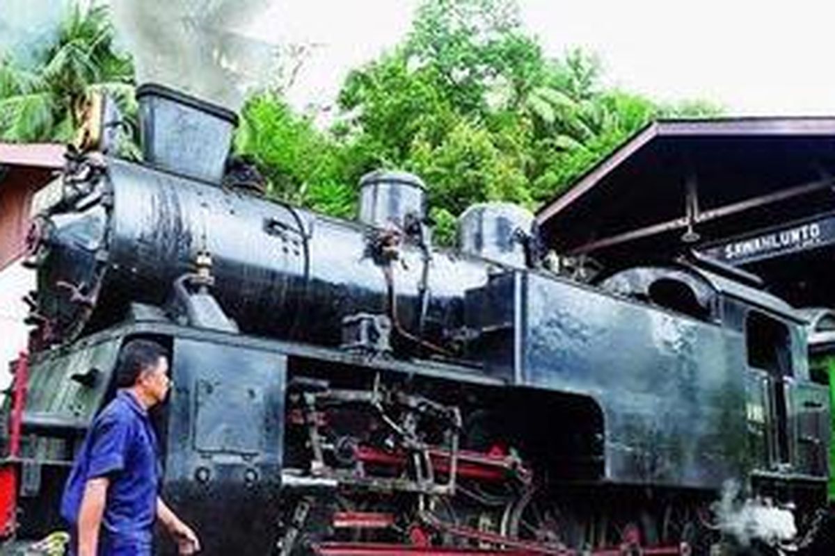 Seorang teknisi berjalan di depan lokomotif uap E 1060 yang populer dipanggil Mak Itam di Museum Kereta Api Sawahlunto, Sumatera Barat, Jumat (2/12/2011). Mak Itam yang sempat pensiun dan menjadi koleksi Museum Kereta Api Ambarawa, Jawa Tengah, kini dioperasikan sebagai kereta wisata di Sawahlunto.